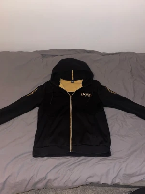 Hugo Boss ziphoodie  - Säljer helst i gbg .