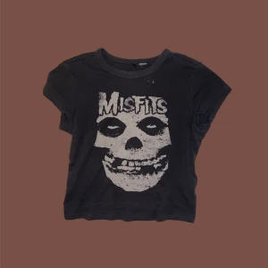 Cool T-shirt💀! - As cool croppad T-shirt i storlek medium. Inga defekter förutom fläcken vid kragen!