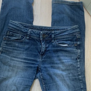 Lowrise jeans - Lågmidjade jeans i storlek 34 💕 Jag möts helst upp i Stockholm men kan även frakta vanligt med en kostnad på 66 kr💕