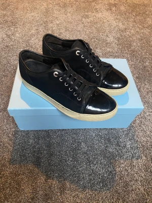 Lanvin - Tjo säljer nu mina lanvins då dom inte kommer till användning! Mycket använda men ser bra ut dom är uk6 vilket motsvarar storlek 41