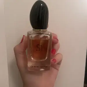 Parfym - giorgio Armani - Si. 30 ml. Nypris cirka 600 säljer för 250kr pris går att diskuteras 