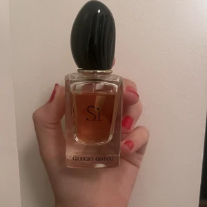 Parfym - Parfym - giorgio Armani - Si. 30 ml. Nypris cirka 600 säljer för 250kr pris går att diskuteras 