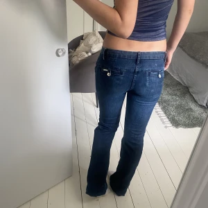 Lågmidjade jeans - Säljer mina typ favvojeans som är lågmidjade och så sköna! Midjemått:77cm, innerbenslängd: 80cm❤️