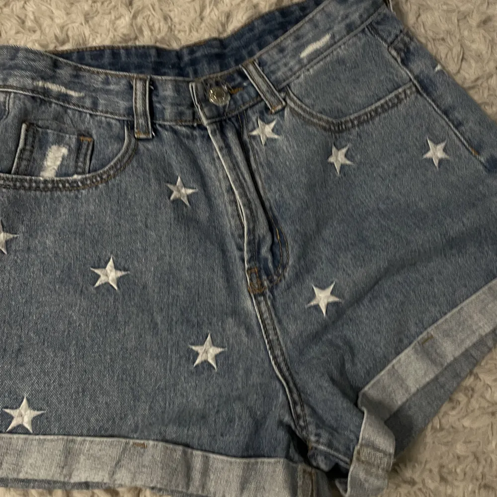 Fina shorts med stjärnor på, knappt använda 😊💗 Skriv om fler frågor/ bilder . Shorts.