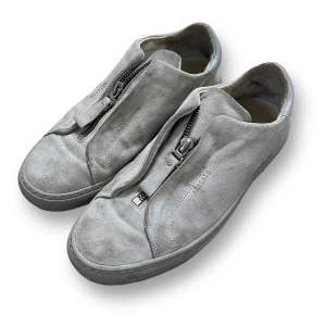 Axel arigato zip up skor, ganska slitna men har fortfarande mer att ge, går säkert att tvätta och fräscha upp. Har tyvärr inte kvar boxen då dem är köpta för x antal år sen, vid frågor eller fler bilder kontakta gärna!, pris kan diskuteras vid snabb affär