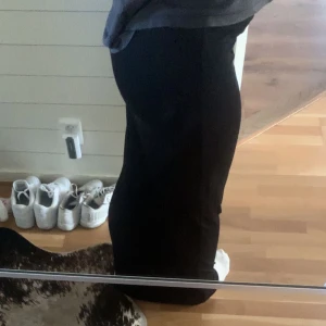 Långkjol - Säljer denna långkjol som går nedanför fötterna på mig som 172.  Jag säljer den pågrund av att jag inte får användning för den! Den är aldrig använd bada testad. 