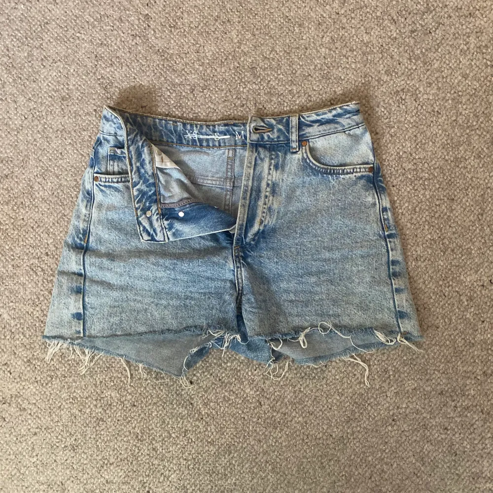 Fina jeansshorts som är slitna i botten (menat för denna modell)💞använda i ungefär ett år men inte riktigt något som passar mig längre💞fina utan defekter💞skriv för fler frågor!. Shorts.