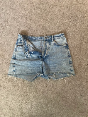 Jeansshorts💞 - Fina jeansshorts som är slitna i botten (menat för denna modell)💞använda i ungefär ett år men inte riktigt något som passar mig längre💞fina utan defekter💞skriv för fler frågor!