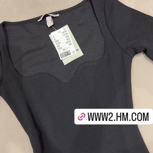 Svart topp  - Säljer pga för stor, endast testad aldrig använd.   Cred: Första bild från ig @artikelnummer_sh 