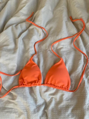 Orange bikini Shein S - Orange trekantsbikini övredel från Shein i strlk S. Oansvänd
