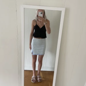 Kort kjol - Kort blommig kjol från hm i nyskick!🌿🌸