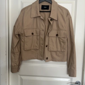 Jeansjacka - En fin beige jeansjacka, jätte bra skick, aldrig andvänt, passar S❤️ Priset på jackan när jag köpte den va ca 400-500 kr🌸