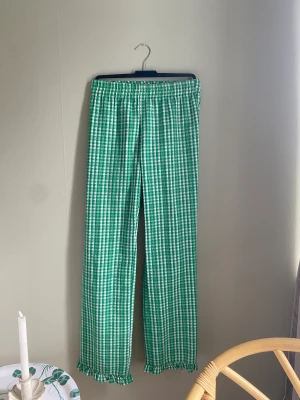 Rutig byxa ENVII - Byxa från ENVII, använda fåtal gånger men är som nya fortfarande. Finns i Uppsala. Nypris 600kr