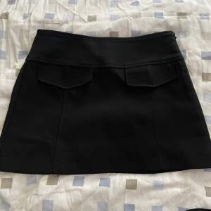 Svart mini kjol från zara, använd ca 2 gånger, köparen står för frakt