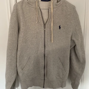Polo hoodie - Helt felfri hoodie inköpt för cirka 1 år sedan, säljer för att den inte längre passar mig Det står storlek M men den sitter ungefär som en S Pris kan diskuteras vid snabb affär