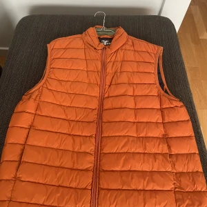 Hampton Republic Vest - Säljer min fina Hampton Republic väst då den har blivit för liten.