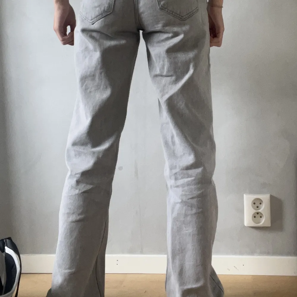 Jeans från Gina Tricot i ljusgrå. I modellen Low straight jeans. Fina men lite för långa på mig som är 163 ungefär.. Jeans & Byxor.