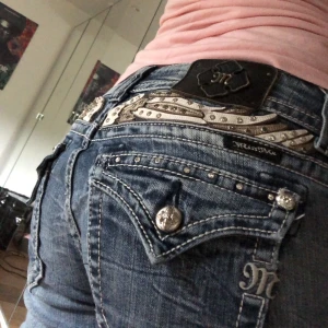Miss me  - Säljer dessa miss me jeans i storlek 29 för endast 300kr ❤️dom är skinny där nere men om man inte tycker om det kan man sy ut dom eller klippa dom till shorts! 