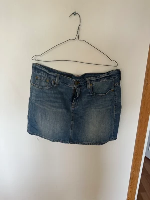 Kort jeanskjol - Kort jeanskjol i storlek 32. 