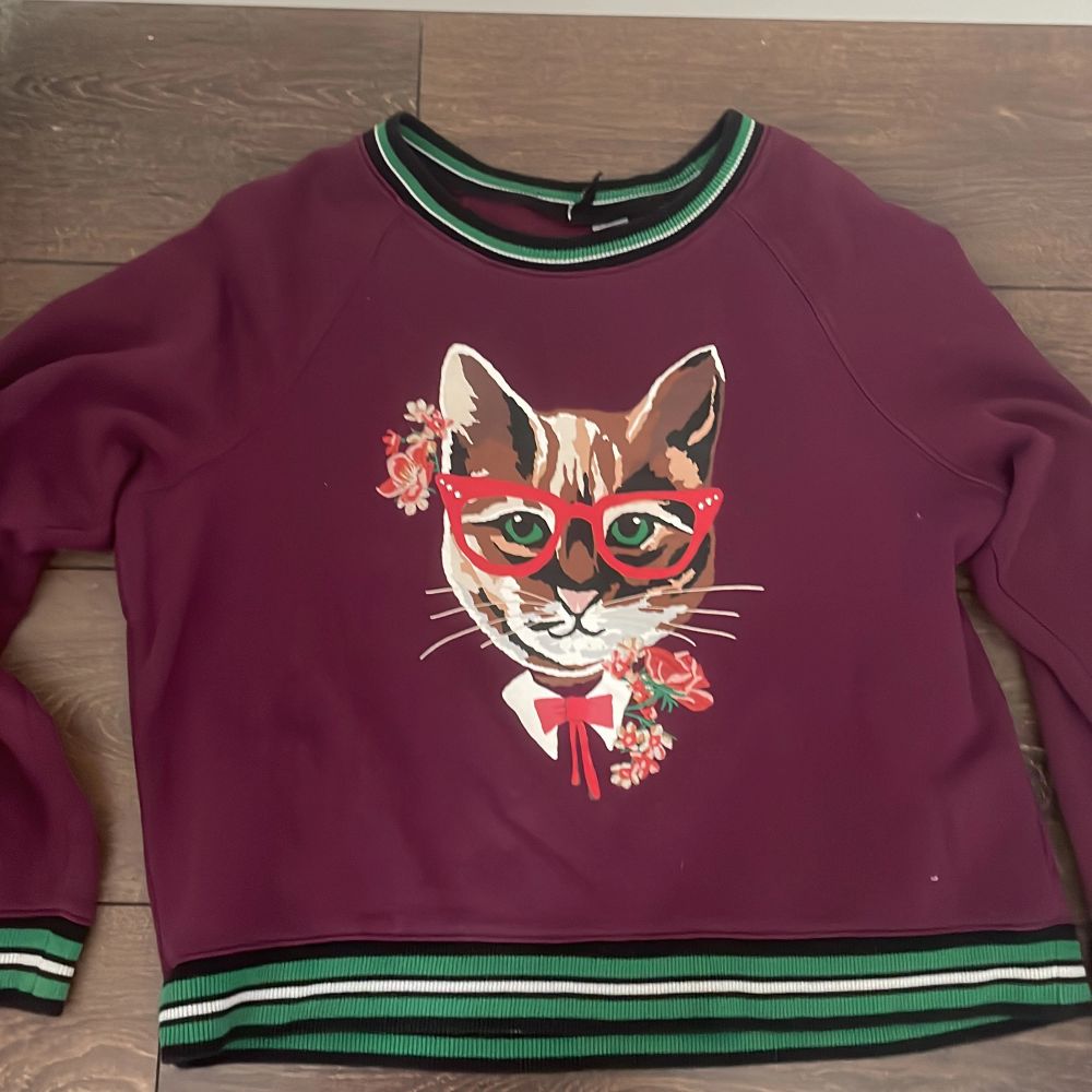Vinröd Katt tröja! - H&M | Plick Second Hand