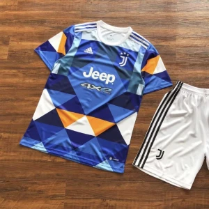 Juventus T-shirt - Jag säljer ett par nya Juventus T-shirts tillsammans med shorts för endast 659 kr. Leveransen tar ungefär 2 veckor. Eller så kan vi mötas upp i Västerås. Finns i alla storlekar. 