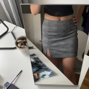 Kjol från stradivarius  - En rutig kjol med slit. Inte så mycket använd, har dock liiite noppror i tyget men inget som syns. Fint skick! 🌸💓