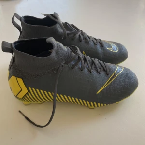 Nike gräsfotbollsskor  - Nyskick  Innermått 23,5 cm. Strl 37,5  Dyra i inköp 1200:-