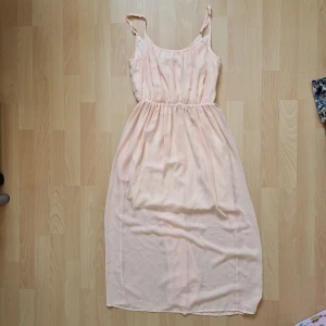 Långklänning - Söt puderrosa långklänning i chiffongtyg. Ganska genomskinlig, se bild 2.