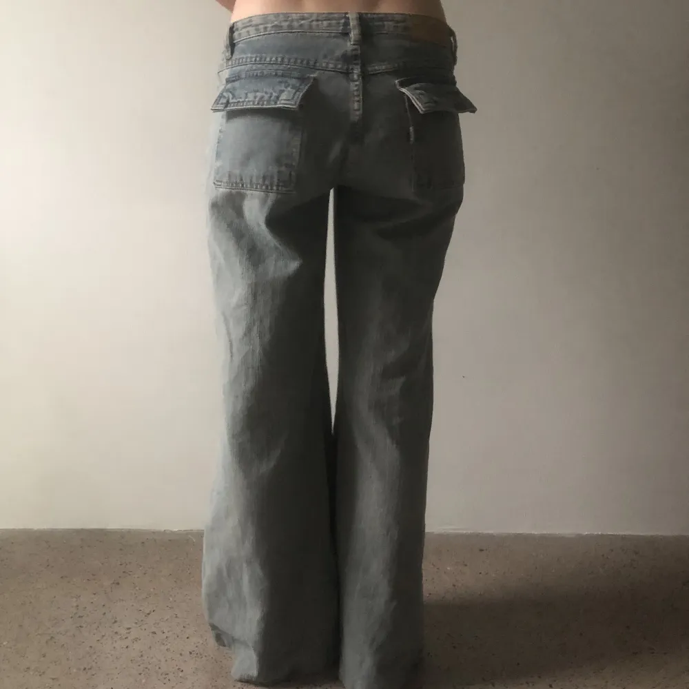 Jättesnygga lågmidjade jeans från 2000-talet som tyvärr inte passar mig. Även om lappen säger att de är i stolek 40 så passar den snarare någon som bär stolek 36/38 och är runt 160-165 cm. Tjejen på bilden har stolek 34 och är 165 cm.. Jeans & Byxor.