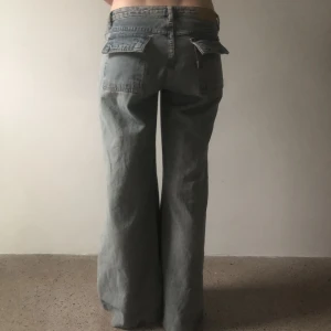 Snygga jeans från 2000-talet - Jättesnygga lågmidjade jeans från 2000-talet som tyvärr inte passar mig. Även om lappen säger att de är i stolek 40 så passar den snarare någon som bär stolek 36/38 och är runt 160-165 cm. Tjejen på bilden har stolek 34 och är 165 cm.