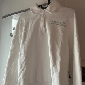 Tröja från Gina Tricot - Söt tröja från Gina Tricot, köpt sommaren 2021🤍 kommer sällan till användning och därför säljer jag den!🤍 nypris 399kr, mitt pris 90kr🤍