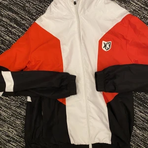 Footxkorner jacket  - FootXkorner jacka. Går endast att köpa i Frankrike 🇫🇷  Köpt i Marseille. Nypris:95€ Använt ett fåtal gånger. väldigt sällsynt i Sverige  Storlek XL men skulle säga att den är som L.