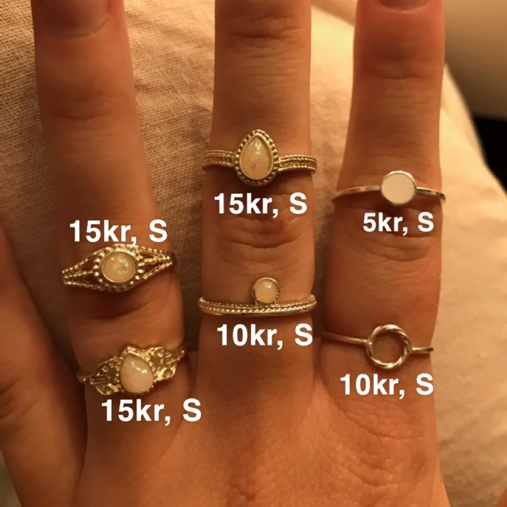 Ringarna är silvriga på de 2 första bilderna, guld på den sista bilden och dem är också lite mer slitna än de silvriga så därav priset! Om du köper fler än 2 ringar så får du paketpris🩷 Köparen står för frakten . Accessoarer.