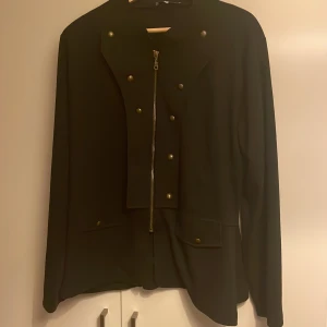 Kavaj uniformsinspirerad - Fungerar som tunnare jacka på sommaren. Bruksskick men fräsch. 