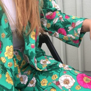 Blommig dress/kostym - Grönblommig kostym i strl S från monki, superskönt luftigt material och sitter lite oversize. Använd två gånger.