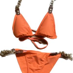 Bikini från märket to die for, jätte fin! Orange med guld kedjor