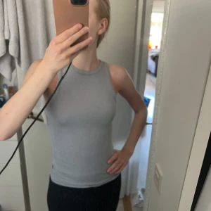 Tank top  - Linne i så mjukt och skönt material 💕 skicket är bra men den har använts mycket 🌻