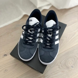 VL court 2.0 - Helt nya marinblå sneakers från Adidas i populära modellen VL COURT 2.0 storlek 42. Endast testade!   Ordinarie pris 749 kr