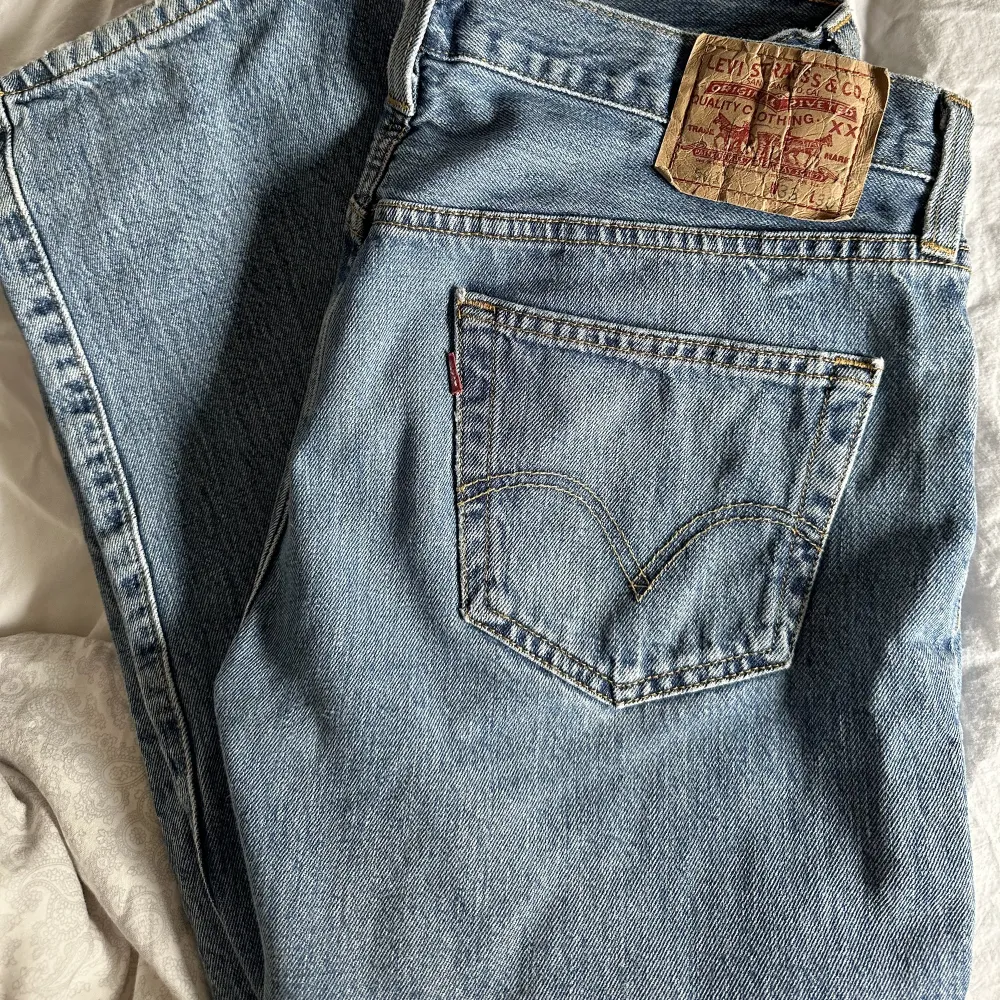 Skitsnygga levi’s jeans som är köpte secondhand. Knappt använda av mig då jag inte riktigt trivs i dem. Skulle inte säga att storleken som står på stämmer då de är en äldre modell och passar mig som brukar ha 36/38 i jeans. . Jeans & Byxor.