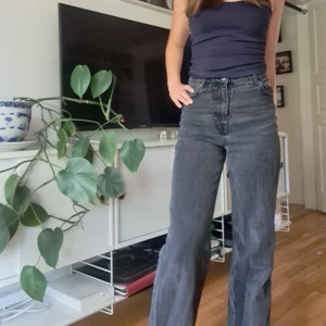 Jeans - Säljer dessa super snygga svarta jeans då det inte kommer till användning. Storlek 34 men passar även 36 i och med att det är väldigt stretchiga! 🥰