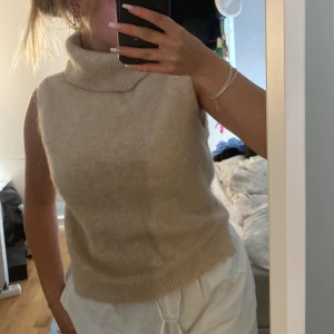 Stickad väst - En stickad väst med hög krage 