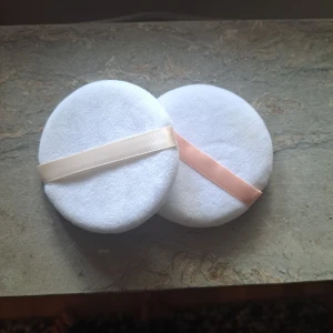 Puderpuff - Säljer dessa två helt oanvända puderpuffsen. 1 för 15kr och 2 för 20kr💗
