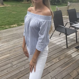 Off shoulder blus - Perfekt skick då den endast är använd en gång. Storlek 38 men passar både någon som är Small och X-Small.