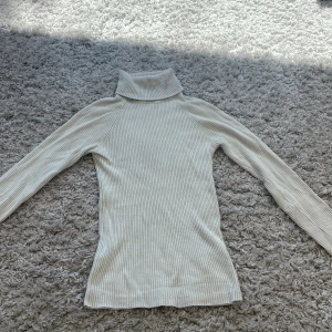 Vit långtröja  - Vit randig tröja, med krage och perfekt för vintern.