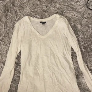 Tröja  - Jättefin vit tröja med en urringning har inte använt den mycket alls.