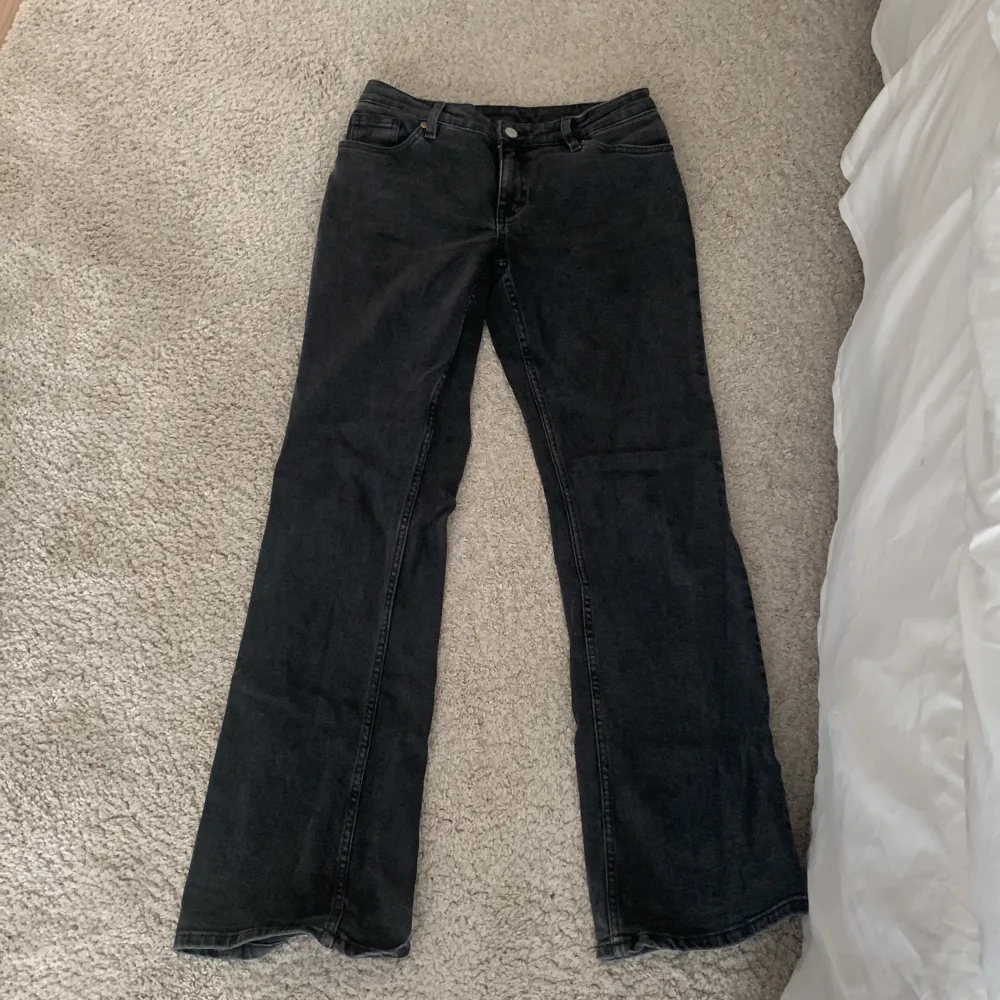Svarta lågmidjade flare/bootcut jeans! Köpte de nya på monki och säljer på grund av att de inte passar mig☺️Skriv priv för mer bilder eller frågor🫶🏼. Jeans & Byxor.