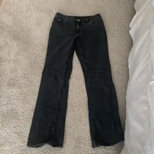 Svarta lågmidjade flare/bootcut jeans! Köpte de nya på monki och säljer på grund av att de inte passar mig☺️Skriv priv för mer bilder eller frågor🫶🏼