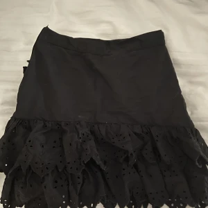 Kjol Zara - Svart kjol från Zara i storleken S, har dragkedja på sidan! Pris kan diskuteras vid snabb affär 