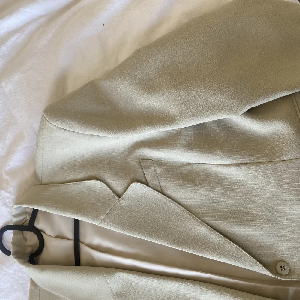 Säljer nu min fina blazer som har som linne tyg. Puvut & Bleiserit.