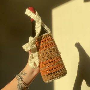 Virkad vattenflask väska  - Handgjord vattenflask väska/påse. Super fint att ge bort med en vinflaska eller ha med på dansfest👯‍♀️  